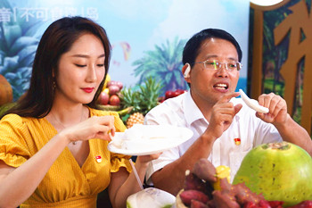 文昌市委副書記黃紹明向網(wǎng)友重點推介文昌椰子